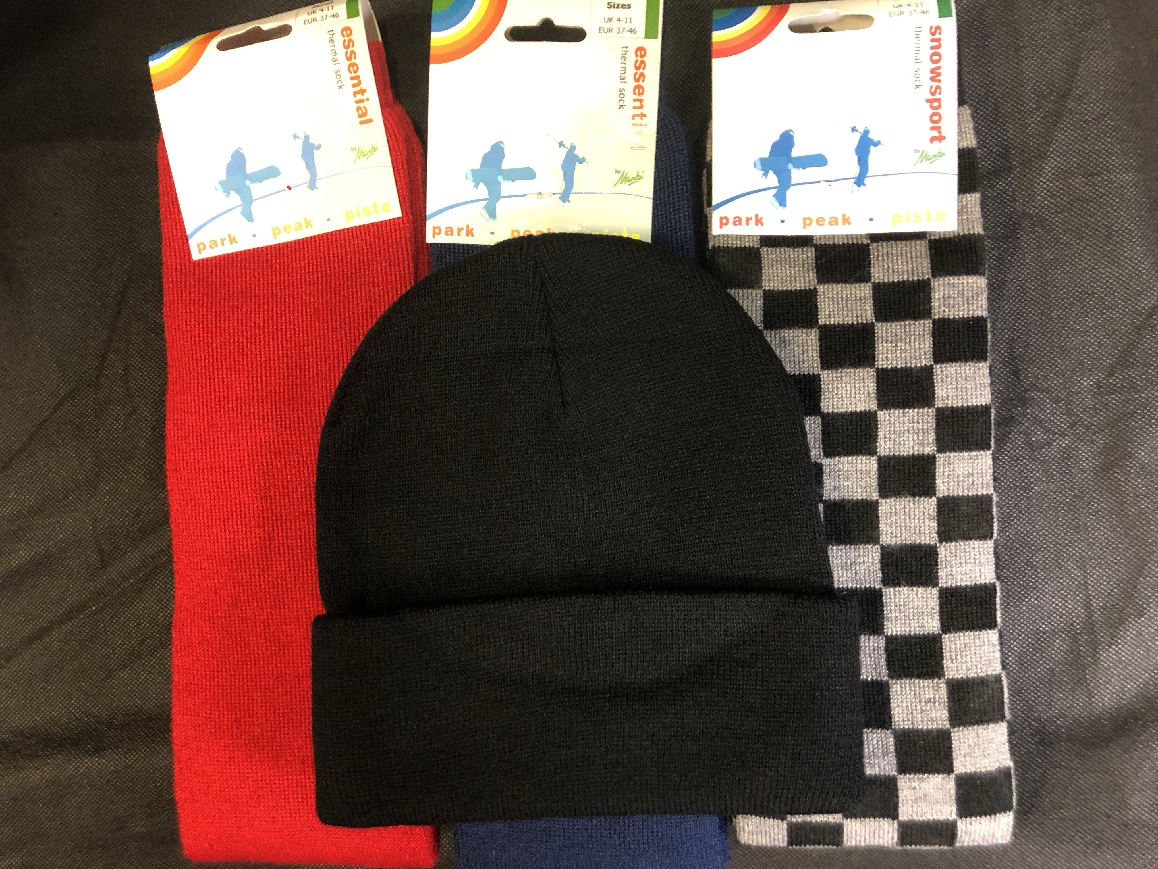 3 PAIRS OF SUPER THICK KNEE HIGH DIVE SOCKS AND FREE BEANIE HAT