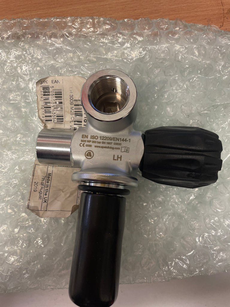 Apeks Left Hand 300bar m25 cylinder valve - New